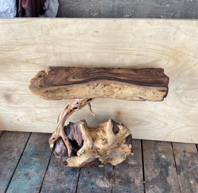 Rustic Entryway Console Table: An Artistic Masterpiece Reflecting the Homeowner's Personality